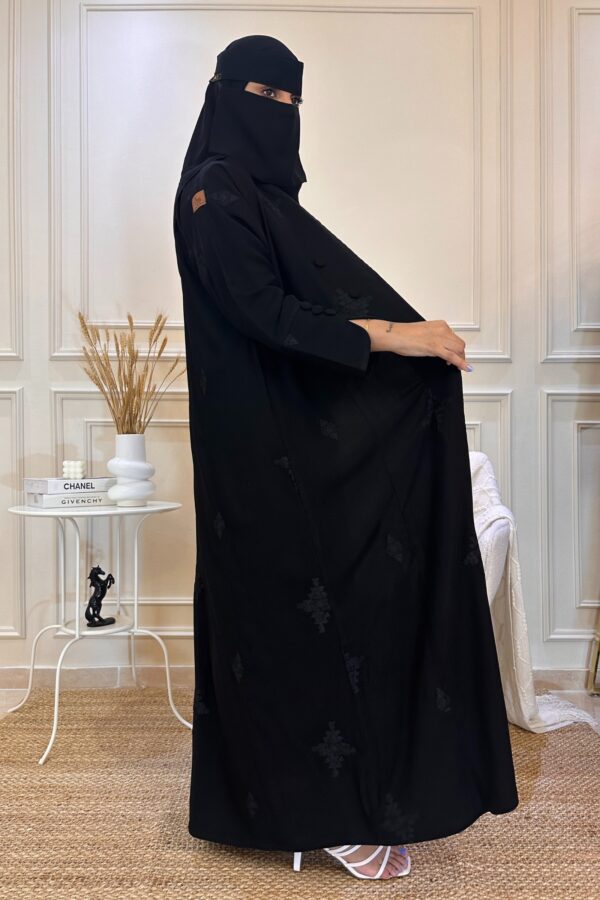 ⁦عباية كادي منثرة بتطريز اسود⁩ - الصورة ⁦4⁩