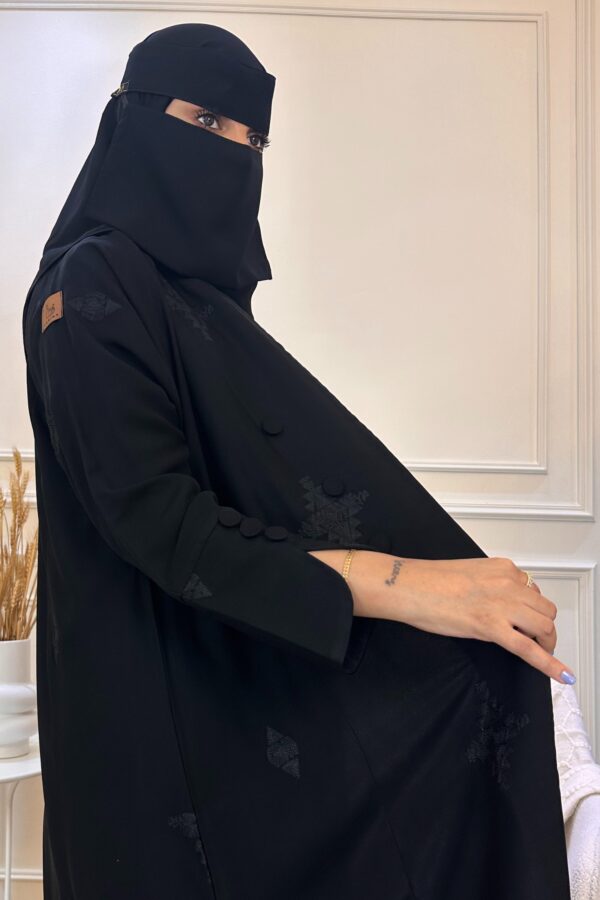 ⁦عباية كادي منثرة بتطريز اسود⁩ - الصورة ⁦7⁩