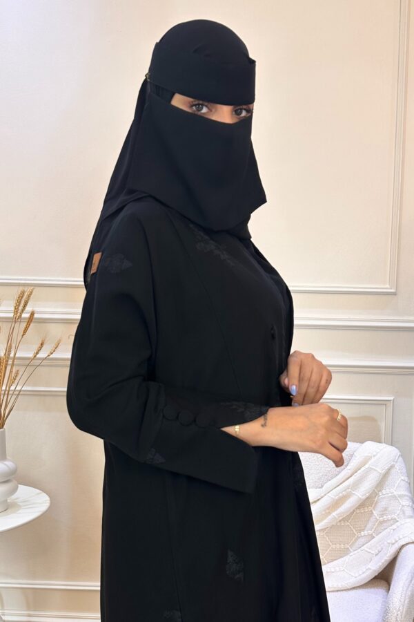 عباية كلوش بياقة ومطرزة بورد كامل للعباية