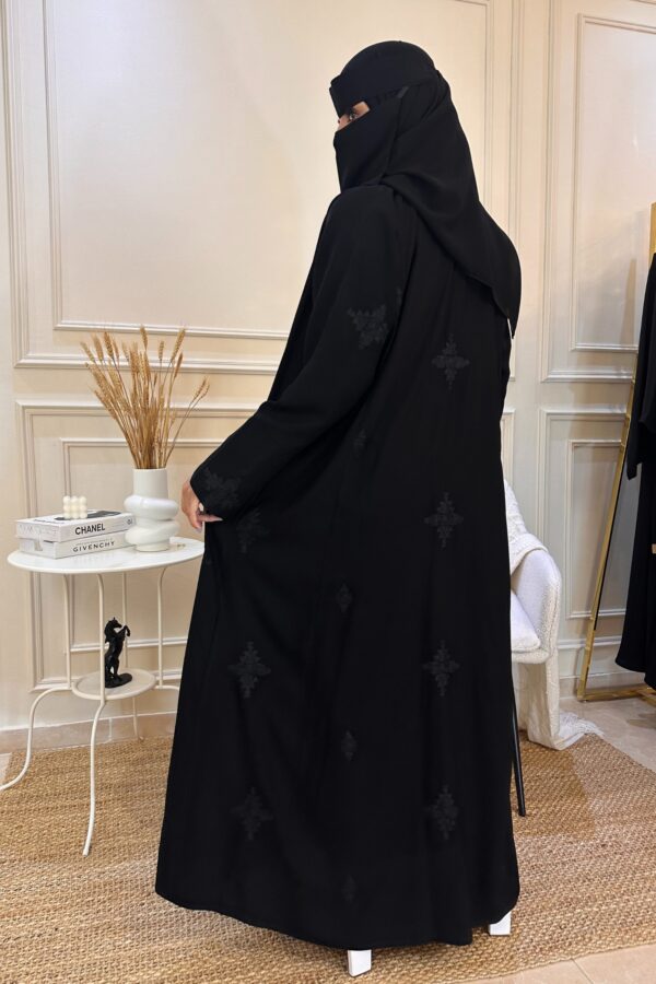 ⁦عباية كادي منثرة بتطريز اسود⁩ - الصورة ⁦10⁩