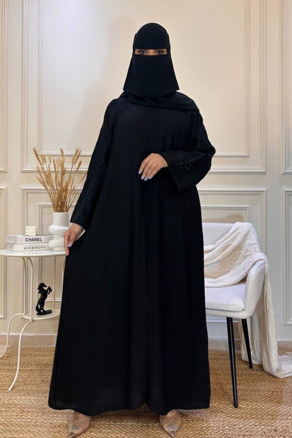 ⁦عباية كتف باكمام مطرزة بورد زهريه بالاسود⁩ - الصورة ⁦3⁩