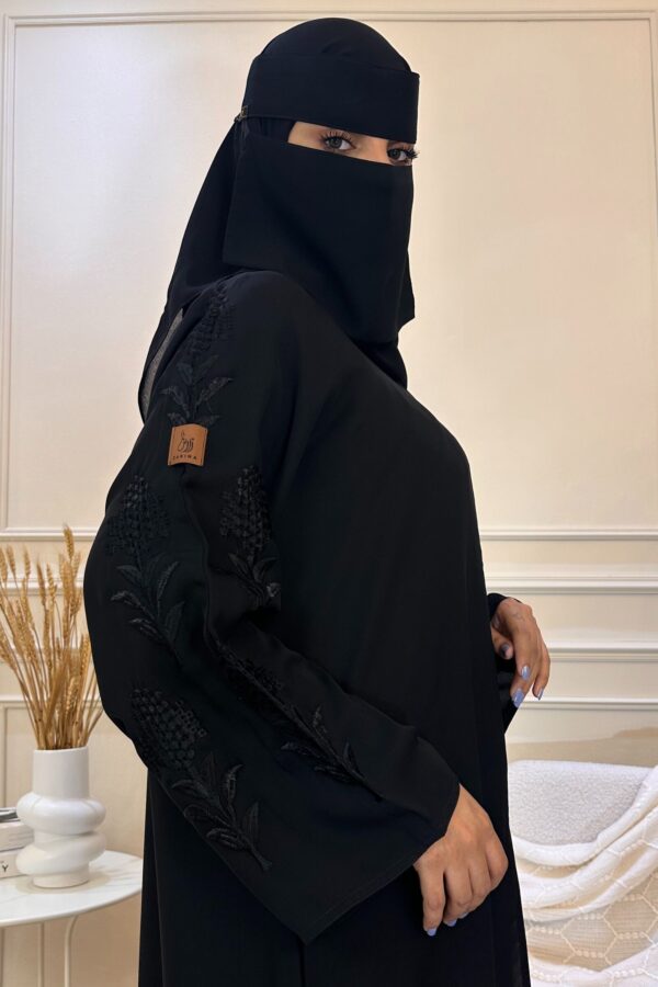 ⁦عباية كتف باكمام مطرزة بورد زهريه بالاسود⁩ - الصورة ⁦4⁩