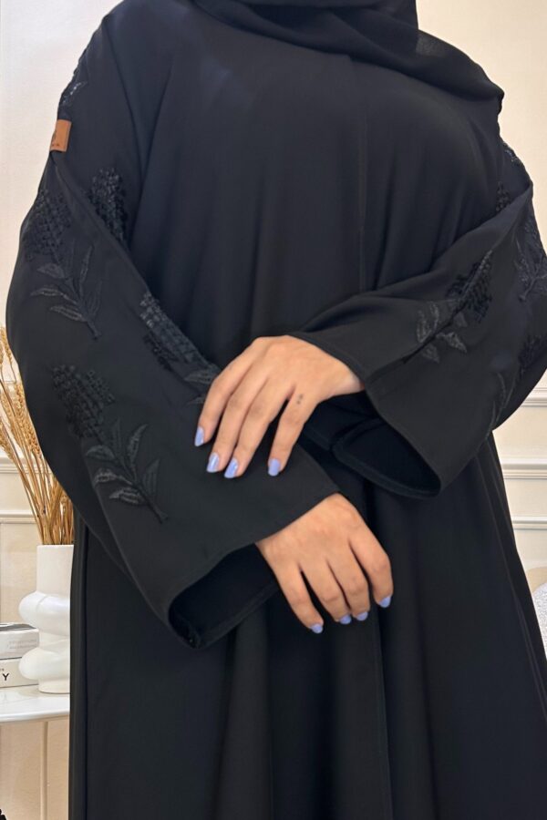 ⁦عباية كتف باكمام مطرزة بورد زهريه بالاسود⁩ - الصورة ⁦2⁩