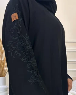 عباية بأكمام مطرزة اسود اكتاف فخامة