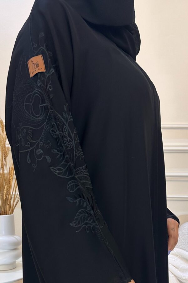 ⁦عباية بأكمام مطرزة اسود اكتاف فخامة⁩ - الصورة ⁦2⁩