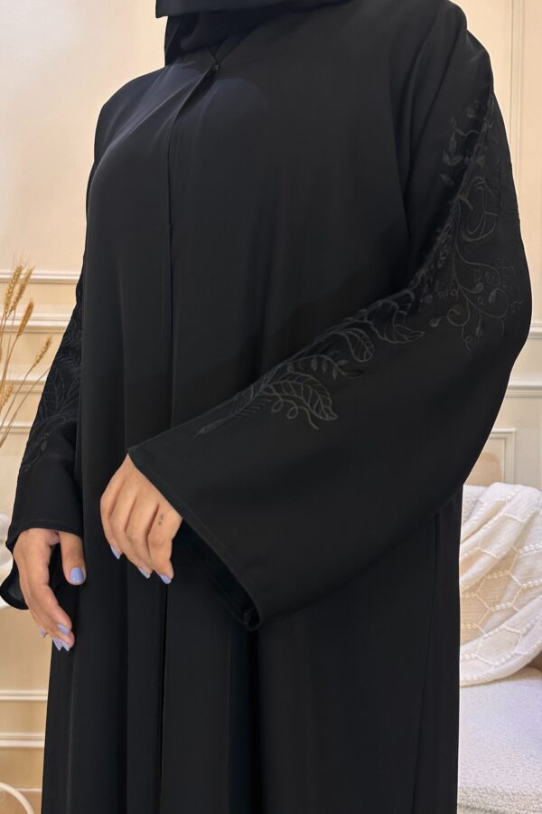 عباية بأكمام مطرزة فخامة