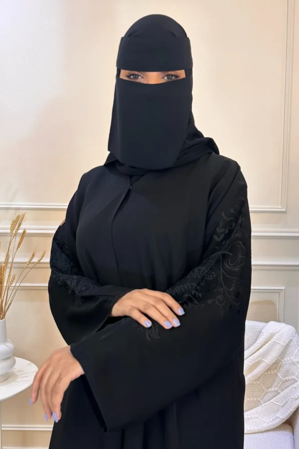⁦عباية بأكمام مطرزة اسود اكتاف فخامة⁩ - الصورة ⁦2⁩