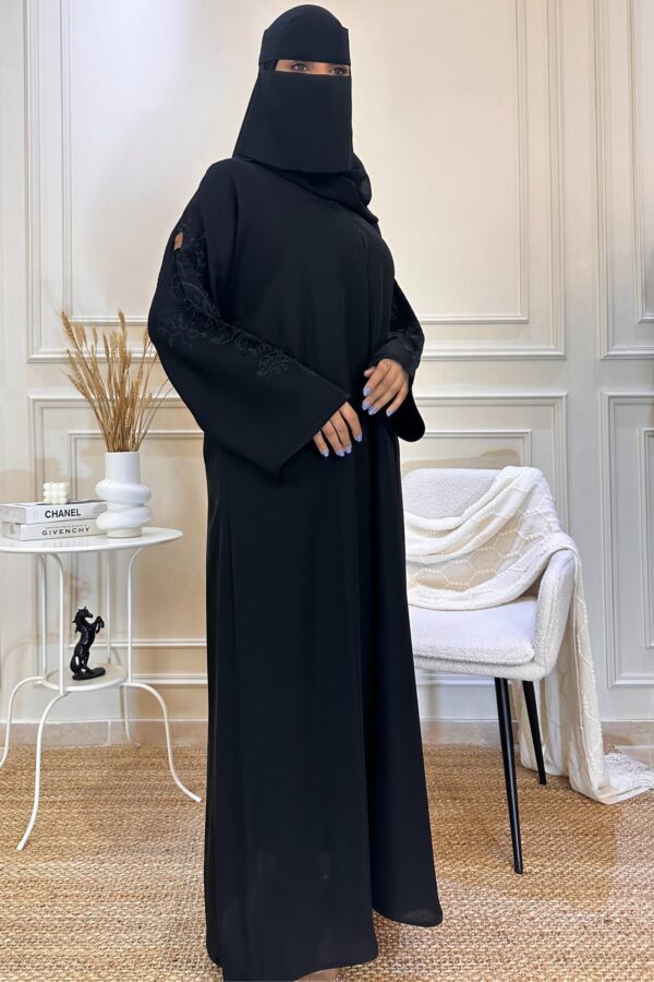 ⁦عباية بأكمام مطرزة اسود اكتاف فخامة⁩ - الصورة ⁦5⁩