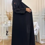 عباية كتف بتطريز اسود اري