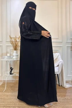 عباية كتف بتطريز اسود اري