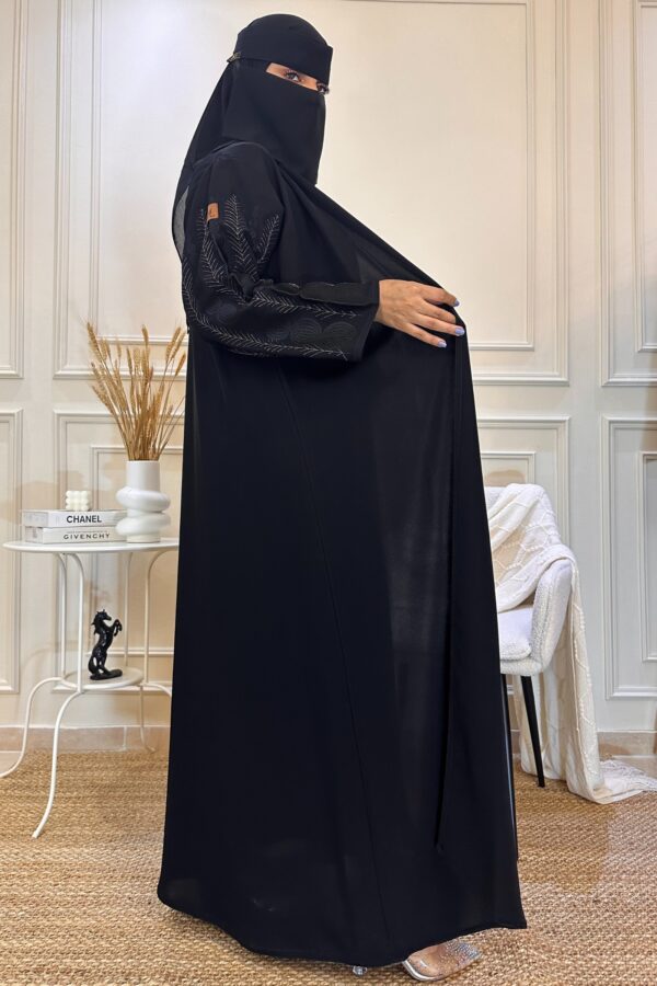 ⁦عبايه كتف بتطريز اسود اري⁩ - الصورة ⁦2⁩