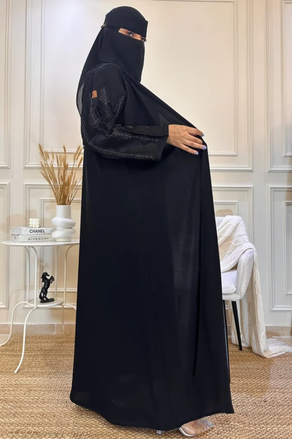 عباية كتف بتطريز اسود اري