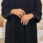 عبايه كتف بتطريز اسود اري