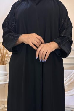 عبايه كتف بتطريز اسود اري