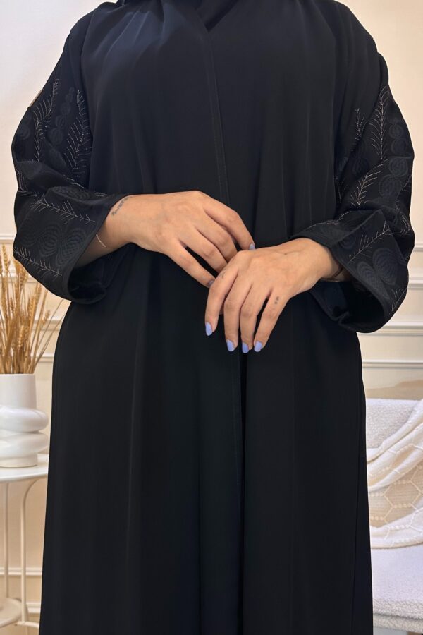⁦عبايه كتف بتطريز اسود اري⁩ - الصورة ⁦4⁩