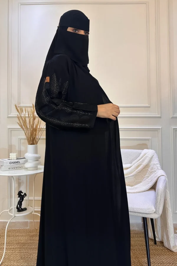 ⁦عباية كتف بتطريز اسود اري⁩ - الصورة ⁦5⁩