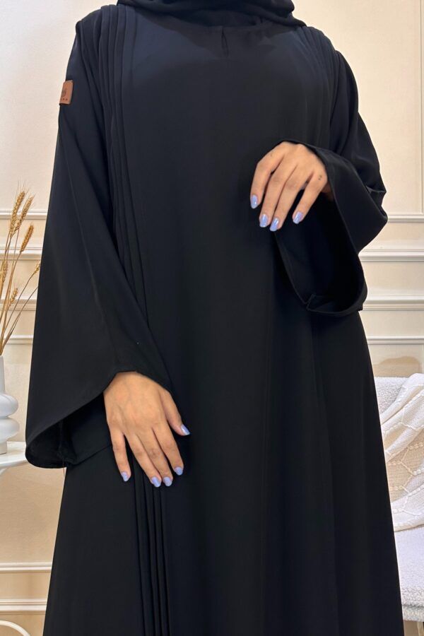 عباية مقفلة كلاسيك محددة بأسود