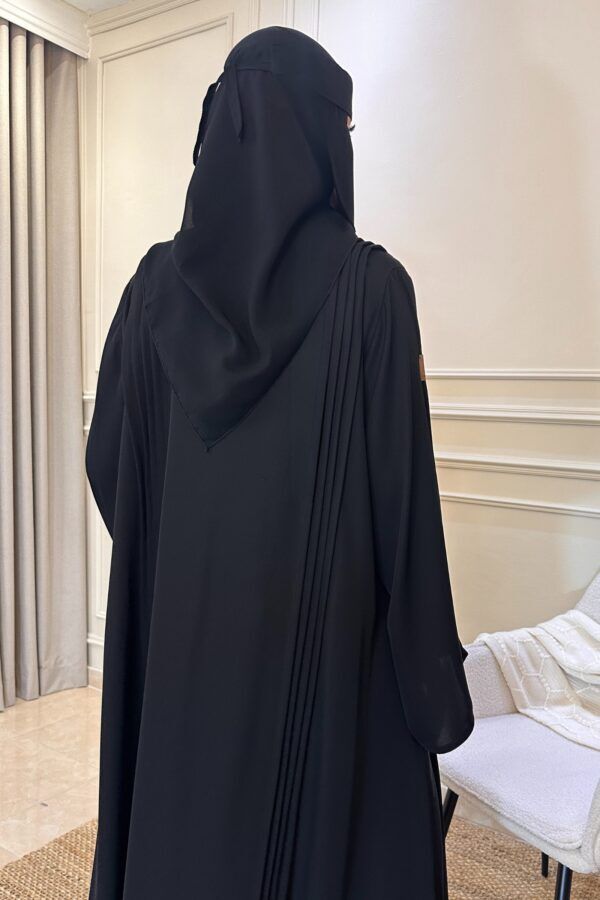 ⁦عباية مقفلة كلاسيك محددة بأسود⁩ - الصورة ⁦7⁩