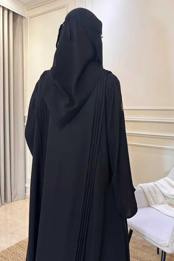 ⁦عباية مقفلة كلاسيك محددة بأسود⁩ - الصورة ⁦4⁩
