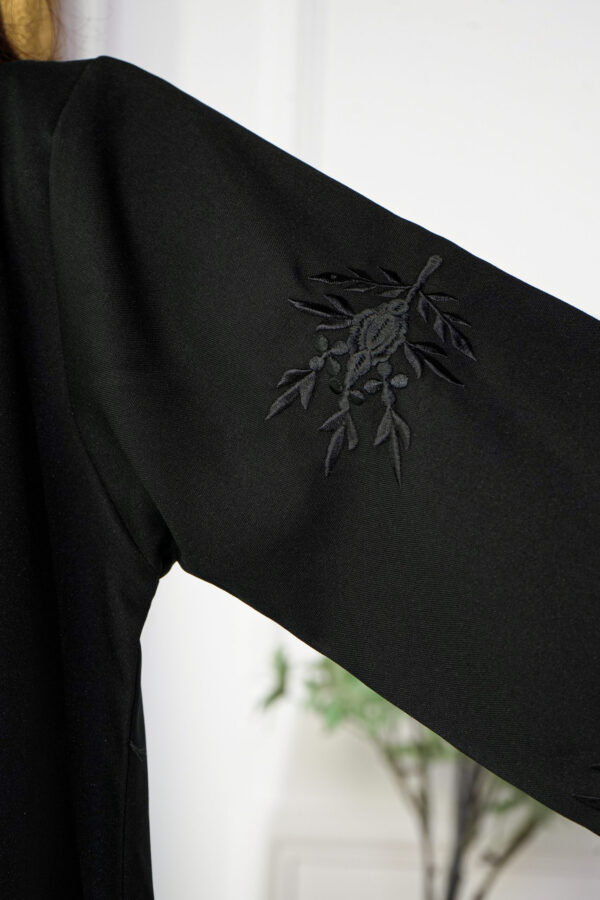 ⁦عبايه بناتية مطرزة على اكمام بشكل ورورد بلون اسود⁩ - الصورة ⁦6⁩