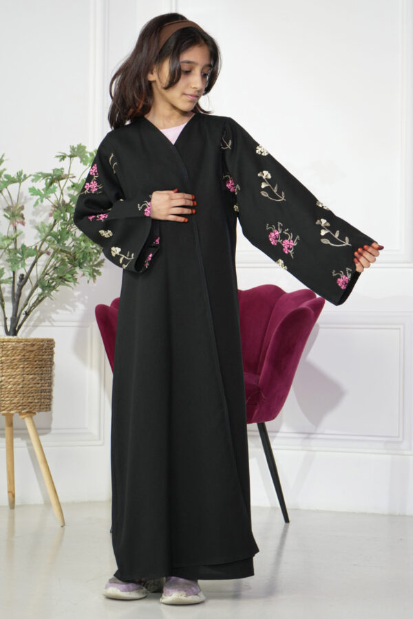 ⁦عباية بناتية بشك ملون على الأكمام بشكل و زهور ملونة⁩ - الصورة ⁦2⁩