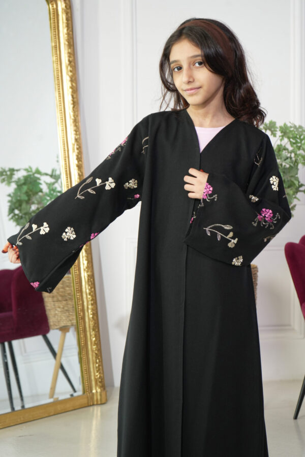 عباية بناتي بشك ملون على الأكمام بشكل و زهور ملونة