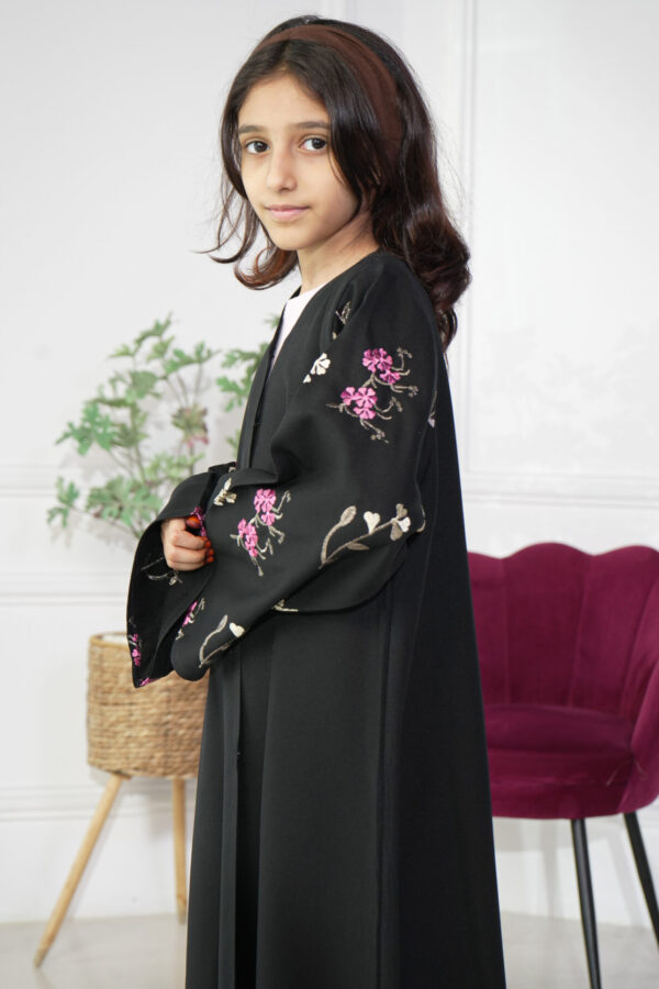 عباية بناتي بشك ملون على الأكمام بشكل و زهور ملونة