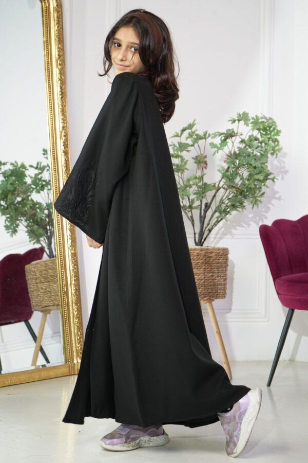 ⁦عباية بناتية مطرز بأسود مخفى على الأكمام⁩ - الصورة ⁦3⁩