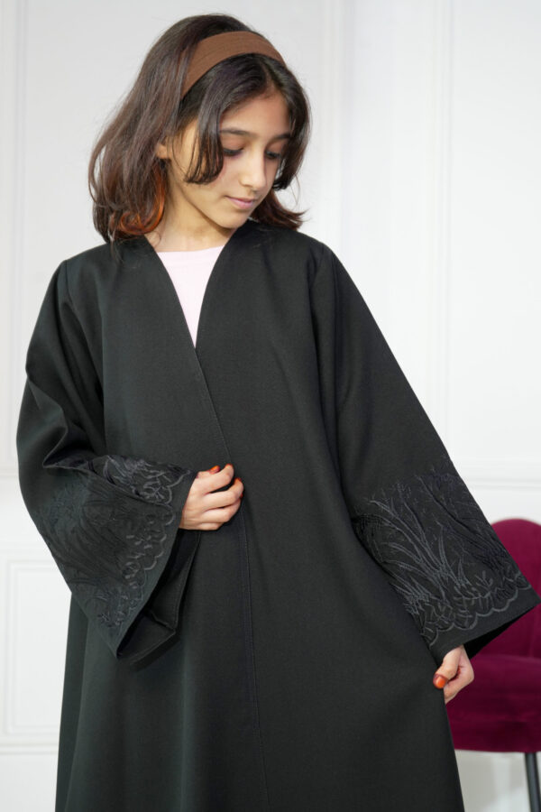 ⁦عباية بناتية مطرز بأسود مخفى على الأكمام⁩ - الصورة ⁦4⁩