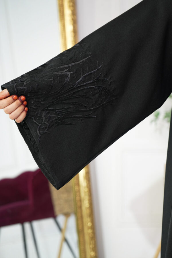 ⁦عباية بناتية مطرز بأسود مخفى على الأكمام⁩ - الصورة ⁦5⁩