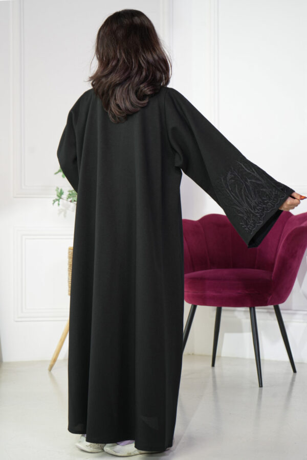 ⁦عباية بناتية مطرز بأسود مخفى على الأكمام⁩ - الصورة ⁦6⁩