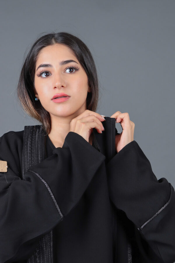 ⁦عبايه مفتوحة بطبقة داخلية مع ربطة جانبية⁩ - الصورة ⁦2⁩