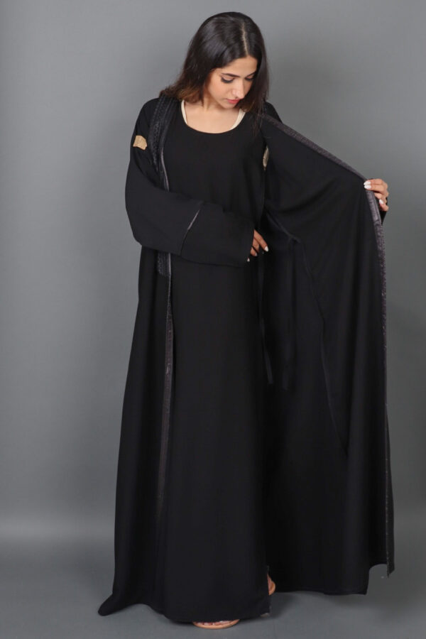 ⁦عبايه مفتوحة بطبقة داخلية مع ربطة جانبية⁩ - الصورة ⁦4⁩