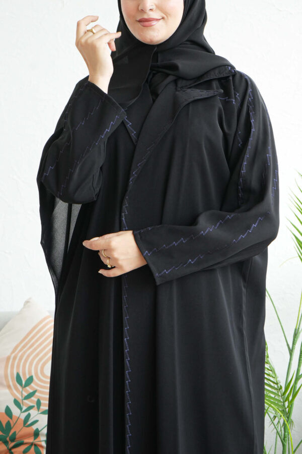 ⁦عباية بليزر بتطريز كحلي محدد من اطراف⁩ - الصورة ⁦7⁩