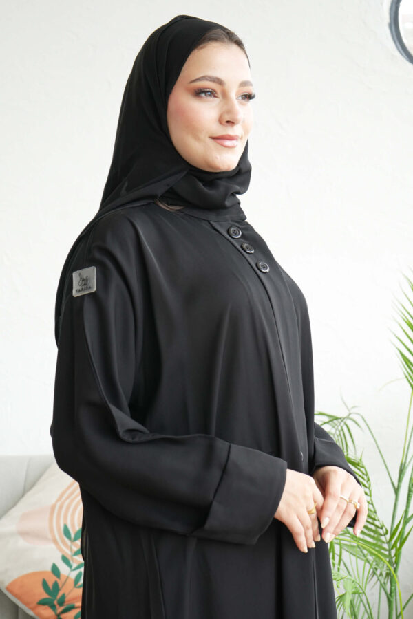 ⁦عباية عملية بسحاب مخفي مزينه بزراير من الأمام نص كلوش⁩ - الصورة ⁦7⁩