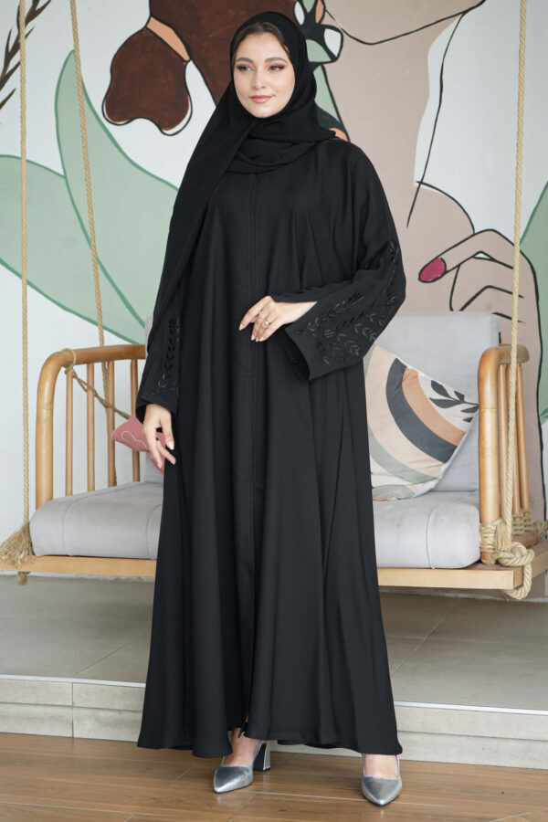 ⁦عباية كتف بتطريز اسود مخفي على اكمام⁩ - الصورة ⁦3⁩