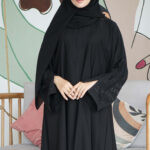 عباية كتف بتطريز اسود مخفي على اكمام