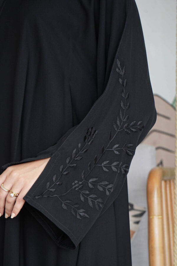 ⁦عباية كتف بتطريز اسود مخفي على اكمام⁩ - الصورة ⁦7⁩