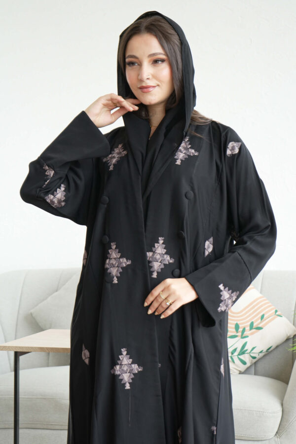 ⁦عباية كادي كلوش مطرزة بورود بيج كامل للعباية⁩ - الصورة ⁦5⁩