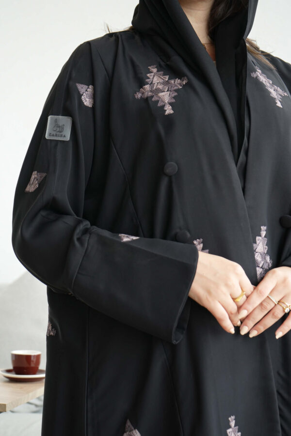 ⁦عباية كادي كلوش مطرزة بورود بيج كامل للعباية⁩ - الصورة ⁦7⁩