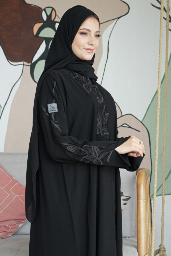 ⁦عباية كريب بتطريز اسود محدده بورود⁩ - الصورة ⁦6⁩