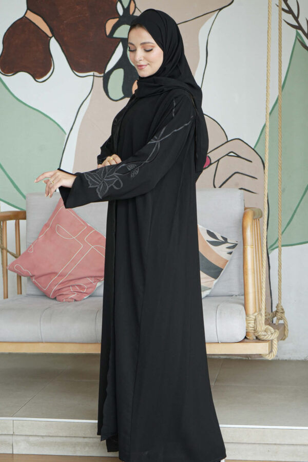 ⁦عباية كريب بتطريز اسود محدده بورود⁩ - الصورة ⁦3⁩