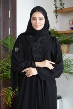 عباية بليزر كريب بشك اسود و خيوط مخفية بشك