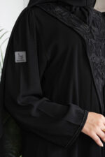 ⁦عباية بليزر كريب بشك اسود و خيوط مخفية بشك⁩ - الصورة ⁦2⁩