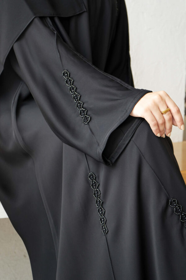 عباية نواعم كلوش بشك اسود