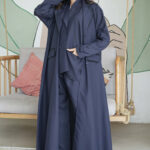 عباية ثلاث قطع كحلي بجيوب طقم (عباية + جاكيت + بنطلون) قماش كريب واقف