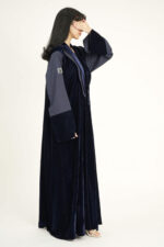 ⁦عباية بليزر مخمل كحلي بحواف كتان⁩ - الصورة ⁦8⁩