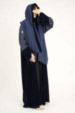 ⁦عباية بليزر مخمل كحلي بحواف كتان⁩ - الصورة ⁦7⁩