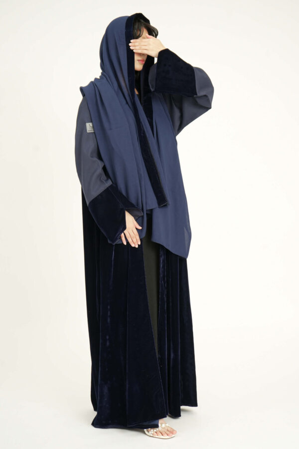 ⁦عباية بليزر مخمل كحلي بحواف كتان⁩ - الصورة ⁦7⁩