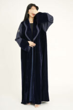 ⁦عباية بليزر مخمل كحلي بحواف كتان⁩ - الصورة ⁦4⁩